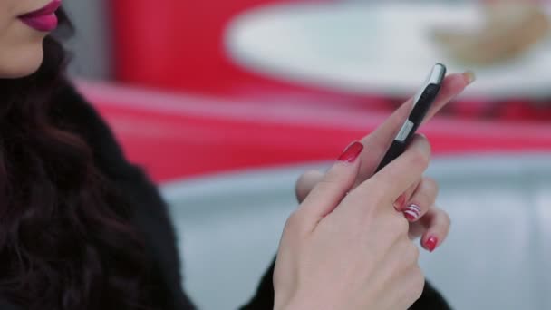 Смартфон в элегантных женских руках с розовыми ногтями и губами. Медленно. — стоковое видео