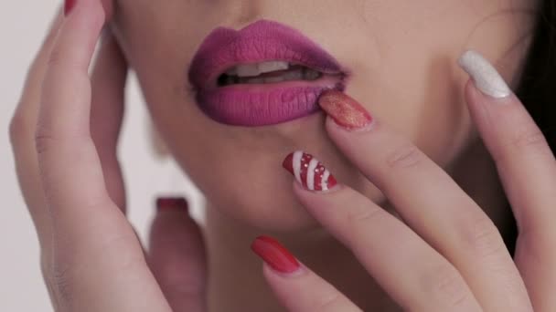 Close up van dames handen aanraken brokkelige zachte lippen. Langzaam — Stockvideo