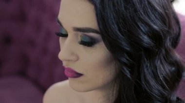 Seductively womans kameraya bakıyor. Yavaş yavaş.