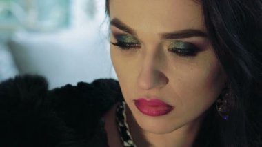 Bir yana, aşağı ve kamera bakmaktan kapatın. Yavaş yavaş