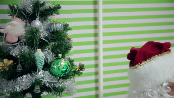 Papai Noel perto da árvore — Vídeo de Stock
