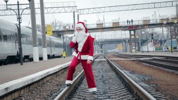 Kerstman op trein sporen — Stockvideo