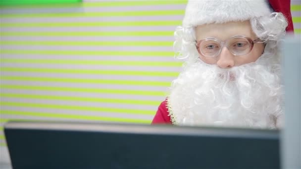 Санта Клаус за компьютером — стоковое видео