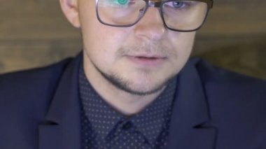 İn yakın ekranda arıyor ve merak portre mans