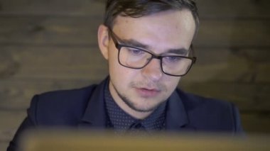 Kafede oturan ve bu kadar düşünme elbiseli şık iş adamı