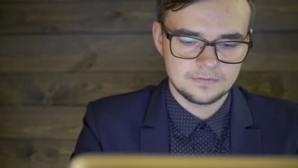 Arbetstagaren använder en bärbar dator i café och undrar — Stockvideo