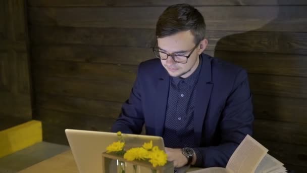 Två unga affärsman med den bärbara datorn i café — Stockvideo