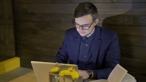 Two young businessman using the laptop in cafe — Stock Video