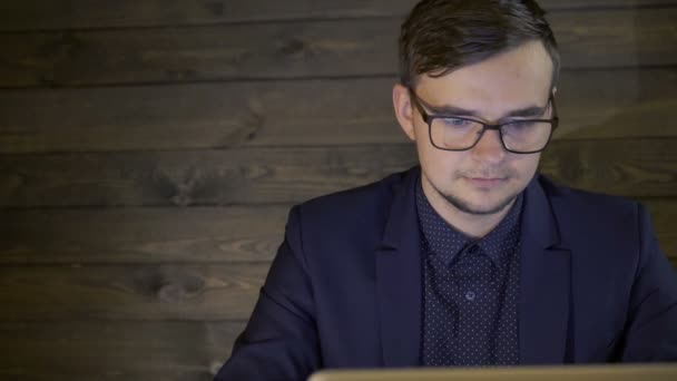 Empresário trabalhando com o laptop e usando o telefone — Vídeo de Stock