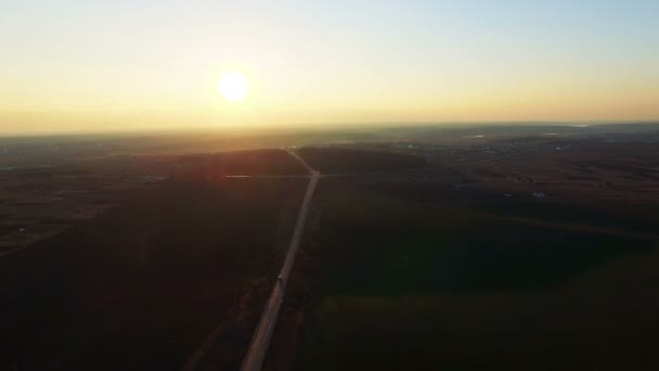 Pôr do sol no campo. Vista aérea — Vídeo de Stock