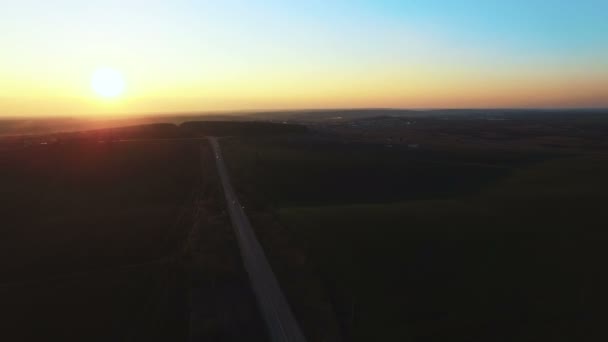 Zachód słońca w polu. Widok z lotu ptaka — Wideo stockowe