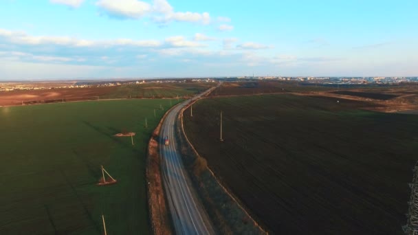 Flygfoto till fält och road. 4k — Stockvideo