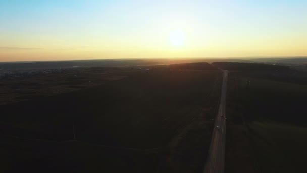 Вид с воздуха на поля и дорогу. 4k — стоковое видео