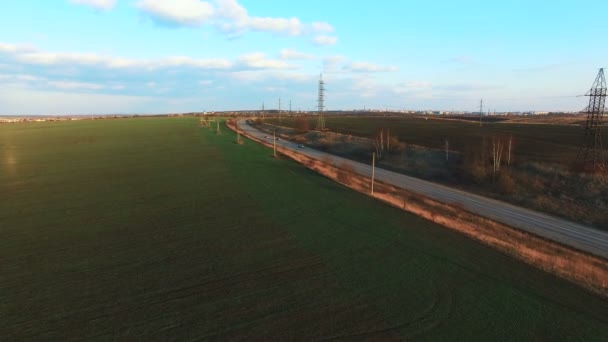 Vue aérienne sur les champs et la route. 4k — Video