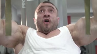 Sporcu spor salonunda egzersiz zor. Yavaş yavaş