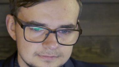 İşadamı ile laptop çalışma bardaklarda kapatın. Yavaş yavaş