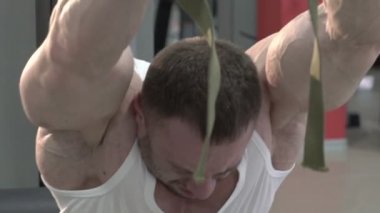 Gösteri için daha büyük pazı egzersizleri yapıyor şampiyonu. Yavaş yavaş