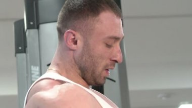 Spor salonunda vücut geliştirmeci gövdesini kapatın. Yavaş yavaş