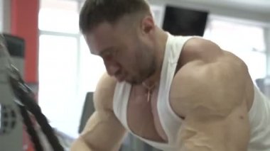 Kollar ve omuzlar güçlü adam tarafından için egzersiz closeup gösteri. Pazı