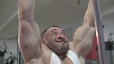 Gösteri salonunda deadlift yapan şampiyonu