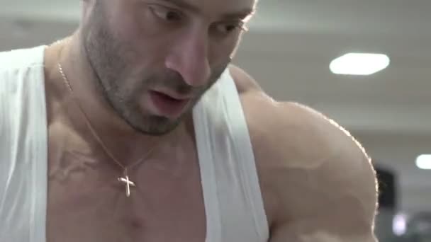 Close-up de homem forte retrato preparando-se para exercícios — Vídeo de Stock