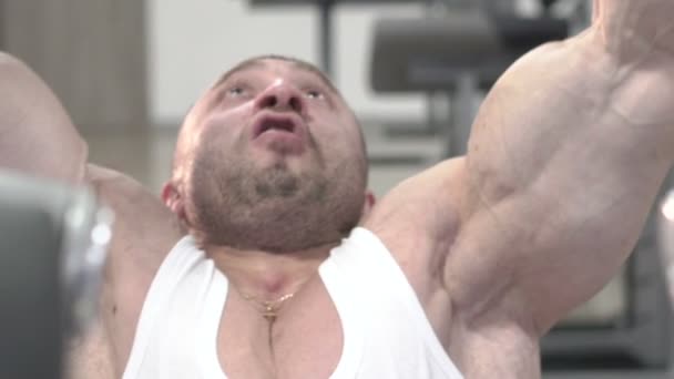 Close up van de demonstratie van oefening voor de biceps. Slow motion — Stockvideo