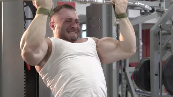 Der Meister im Bodybuilding, der harte Übungen für Arme und Schultern macht. langsam — Stockvideo