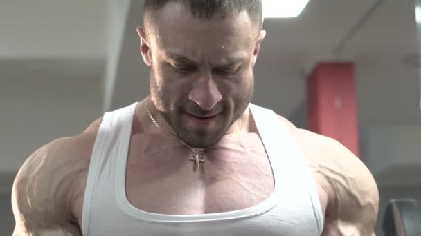 Hautnah Meister des Bodybuilding beim Sport. langsam — Stockvideo