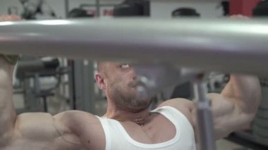 Güçlü dünya şampiyonu için silah, büyük pazı egzersizleri yapıyor. Ağır çekim