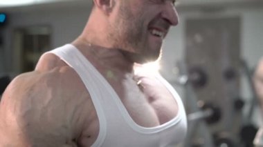 Vücut geliştirmeci Deadlift spor yapıyor. Yavaş yavaş