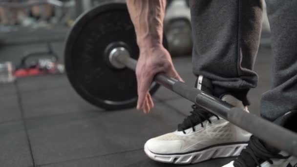 Slowly demonstration of deadlift of strong man with with distinct veins on arms — Stock Video