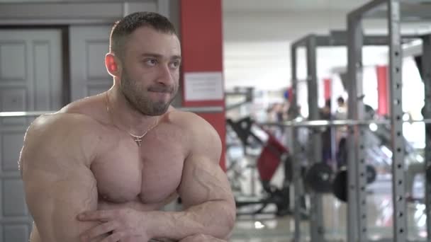 Stilig bodybuilder avkopplande mellan utbildning. Långsamt — Stockvideo