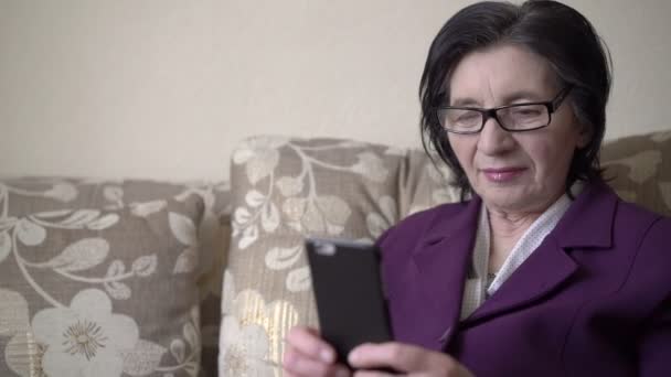 Biznes kobieta w jej 70 i styl życia technologia. — Wideo stockowe