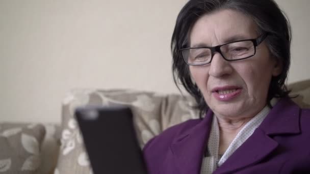 Retrato de cerca de la vieja mujer de negocios en las gafas usando el teléfono — Vídeos de Stock