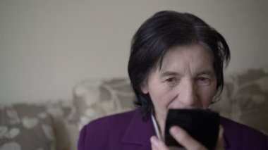 Aynaya bakarak ve kendisi dokunaklı iyi görünümlü kadın kıdemli