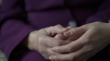 Portre genç el eller eski bir çifti rahatlatıcı. Yavaş yavaş