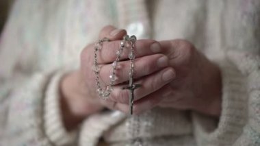Tespih tutan ve simge ile dua eller eski buruşuk
