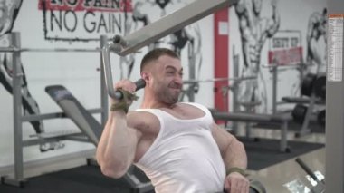 Spor salonunda pratik çok güçlü adam. Yavaş yavaş