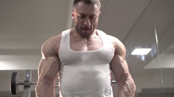 Demostración del punto muerto del hombre más fuerte con venas distintas en los brazos — Vídeo de stock