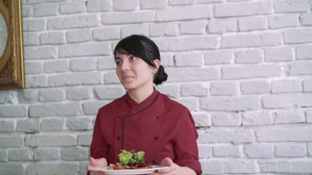 Un cocinero mostrando ensalada en un plato 4k — Vídeo de stock