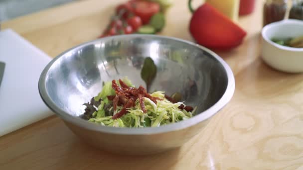 Primer plano cocinar una ensalada, echando zanahorias en el tazón 4k — Vídeo de stock