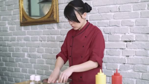 Шеф-повар готовит салат, представляя его на кухне ресторана 4k — стоковое видео