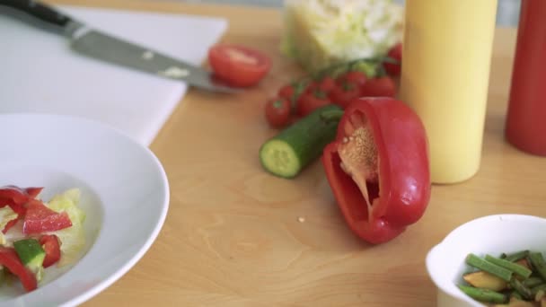 Овощи крупным планом, салат в белой тарелке на столе 4k — стоковое видео