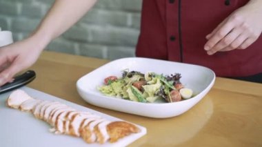 Dekorasyon salatası yumurta ve et 4 k eller kadın