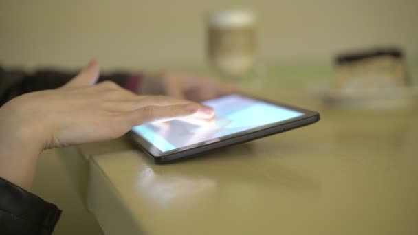 Närbild av händer med tablett vid bordet. 4k — Stockvideo
