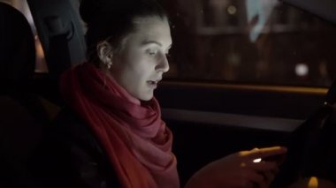 Profil sahibi kız arabada oturan ve tablet, 4 k kullanma