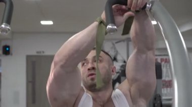 Gösteri için hazırlık sporcu ile çok büyük pazı egzersizleri