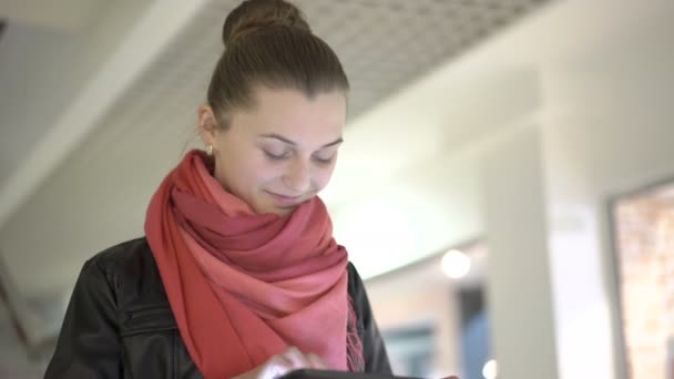 Bionda usando tablet, sorridente indossando. Professionista urbana sulla ventina. 4K — Video Stock