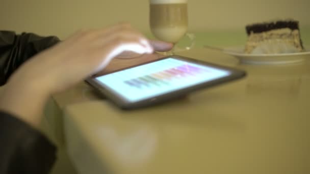 Close-up van handen die een scherm van de tablet met diagramas aan te raken. 4k — Stockvideo
