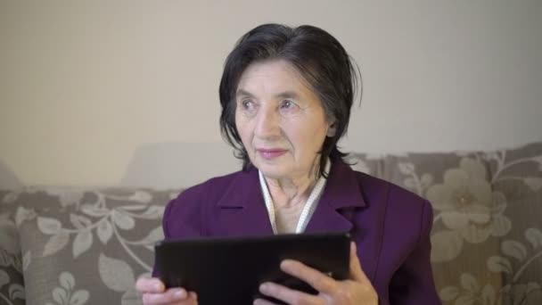 Vieja dama de negocios mirando en una ventana usando tableta, consiguiendo flores de niña — Vídeos de Stock